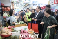  최민호 시장, 명절맞이 장보며 전통시장 활기 불어넣어