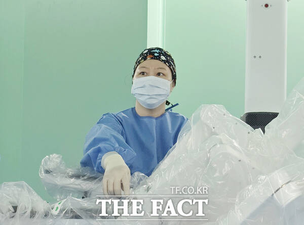 건양대병원은 외과 배인의 교수가 30일 로봇을 활용한 ‘바바(BABA, Bilateral Axillo-Breast Approach) 갑상선절제술’ 개인 통산 200례를 달성했다. 사진은 배인의 교수의 로봇 수술 모습. /건양대병원