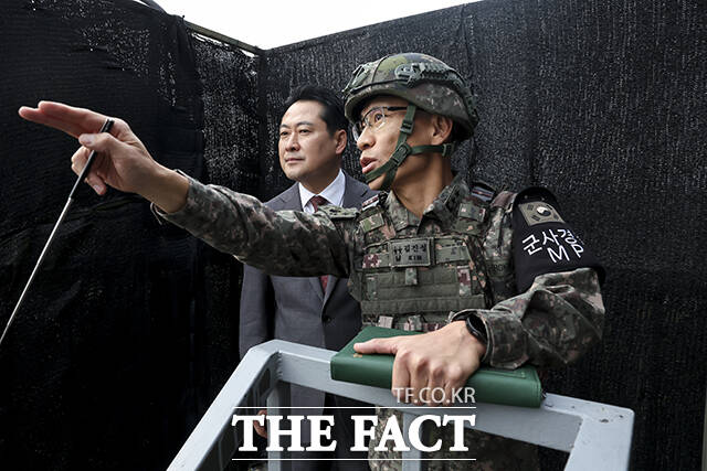 장동혁 국민의힘 대표(왼쪽)가 30일 오후 경기 포천시 육군 제6보병사단 2여단 GOP대대에서 김진성 사단장으로부터 지형 관련 설명을 듣고 있다. /국회사진기자단