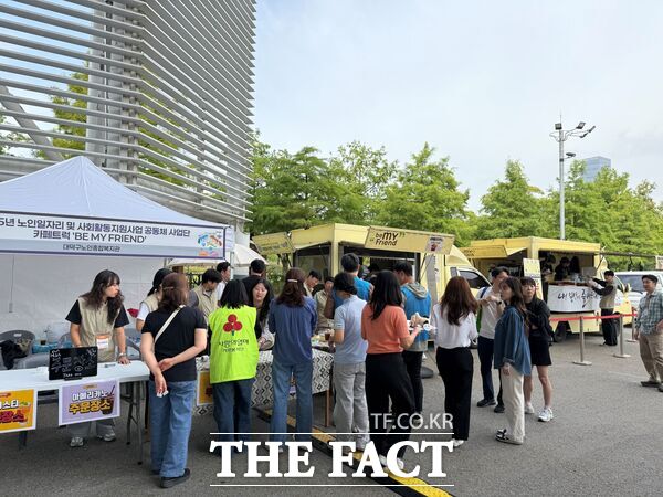 대덕구노인종합복지관은 30일 2025년 대전사회서비스 엑스포에 참여해 노인일자리 및 사회활동지원사업 ‘비 마이 프렌드’ 카페트럭 부스를 운영했다. /대덕구노인종합복지관