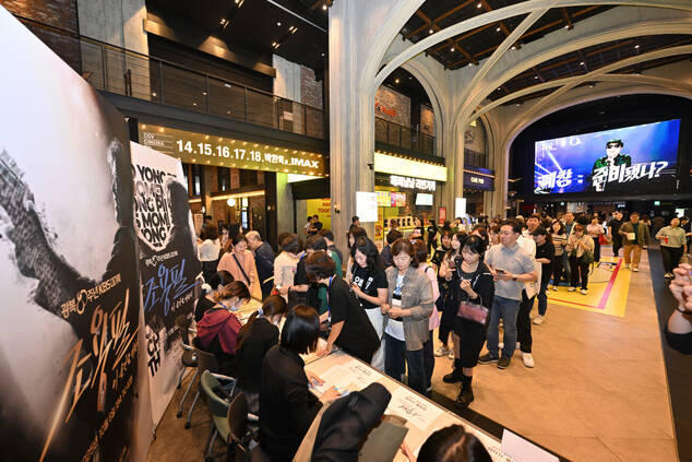 서울 용산구 CGV 용산아이파크몰에서 30일 상영된 조용필, 이 순간을 영원히 싱어롱 시사회에는 280여명의 팬이 몰려 콘서트 당시의 감동을 재현했다./KBS