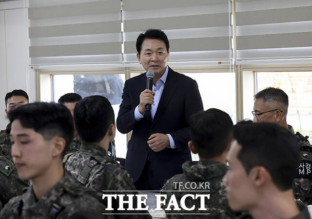 인사말 하는 성일종 국방위원장.