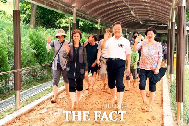 김성제 의왕시장과 시민들이 장안동 황톳길을 걷고 있다./의왕시