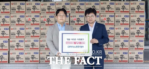 홍경덕 대덕아스콘환경 대표가 30일 대덕구 청·중장년 1인 가구와 홀몸 어르신 등 취약계층을 위해 300만 원 상당의 라면을 기탁했다. /대덕구