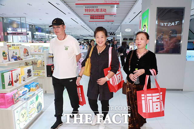 신세계면세점이 무비자 정책과 국경절을 맞이해 외국인 고생을 대상으로 복(福) 글자를 새긴 친환경 포춘백(FORTUNE BAG) 사은행사를 진행한다고 29일 밝힌 가운데 관광객들이 포춘백을 들고 쇼핑을 하고 있다. /신세계 면세점