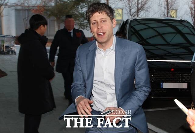 30일 <더팩트> 취재를 종합하면, 샘 올트먼 오픈AI CEO가 이번 주 방한을 추진하고 있다. 사진은 지난 2월 서울 김포국제공항을 통해 출국하는 올트먼 CEO. /장윤석 기자