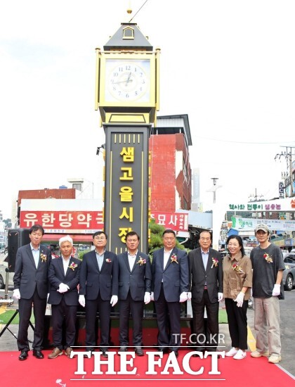정읍시가 지난 29일 샘고을시장에 지역 주민과 상인들의 염원을 담은 시계탑을 설치하고 제막식을 열었다. /정읍시