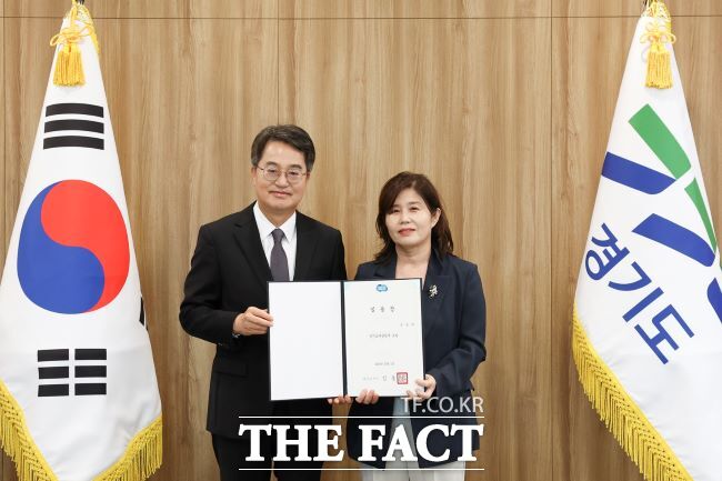 김동연 경기도지사(사진 왼쪽)가 30일 윤명희 신임 경기도서관 관장에게 임명장을 전달하고 포즈를 취하고 있다. /경기도