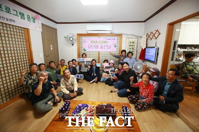 곡성군이 유난히 좋은 날을 운영하며 마을회관을 찾아 주민과 소통하고 있다./곡성군