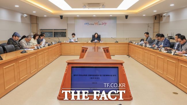 신계용 과천시장이 줄타기전수교육관 건립 기본계획수립 용역 중간보고회를 주재하고 있다. /과천시