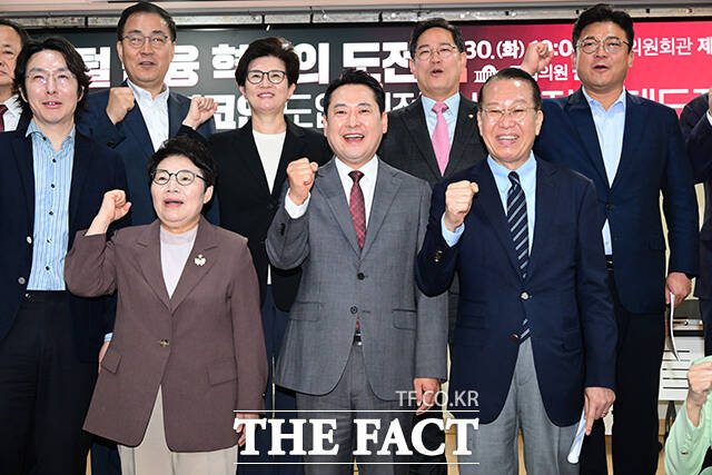 장동혁 국민의힘 대표가 30일 오전 서울 여의도 국회 의원회관에서 열린 디지털 금융 혁신의 도전 : 원화 스테이블코인 도입 쟁점과 바람직한 제도적 체계 토론회에 참석해 기념촬영을 하고 있다. 앞줄 왼쪽부터 임이자 의원, 장 대표, 권영세 의원. /국회=남윤호 기자