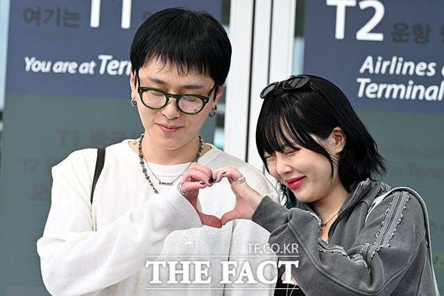 가수 현아(오른쪽)와 용준형 부부가 30일 오후 해외 일정 참석 차 인천국제공항을 통해 싱가포르로 출국하며 포즈를 취하고 있다. /인천국제공항=남용희 기자