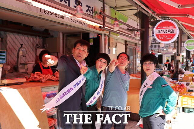 김영춘 의장을 비롯한 부여군의회 의원들이 추석을 앞두고 부여중앙시장에서 상인들을 격려하고 있다. /부여군의회