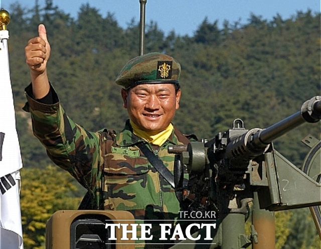 '탱크' 최경주가 지난 2007년 10월 수도방위사령부를 방문해 K-1전차에 올라 포즈를 취하고 있는 모습./뉴시스