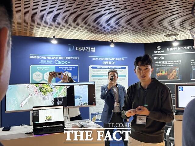 이날 포럼 현장에는 스마트건설 기술 기업도 참여해 기술을 전시했다. /공미나 기자