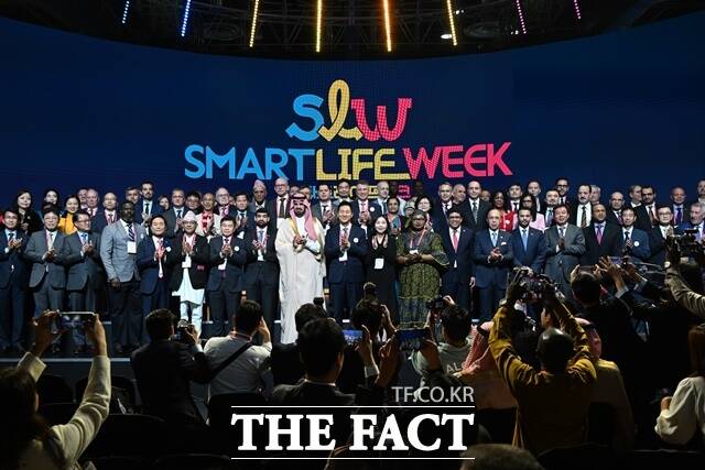 스마트라이프위크 2025(SLW 2025)가 9월 30일 서울 코엑스에서 개최됐다. 사진은 지난해 10월 10일 열린 스마트라이프위크에서 오세훈 서울시장이 참석자들과 기념촬영을 하고 있다. /서울시