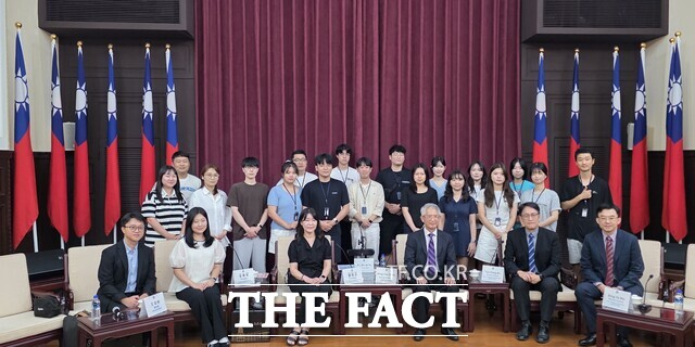 전남대학교 연수단이 대만 사법원(대법원 겸 헌법재판소)을 방문해 기념사진을 찍고 있다. /전남대학교