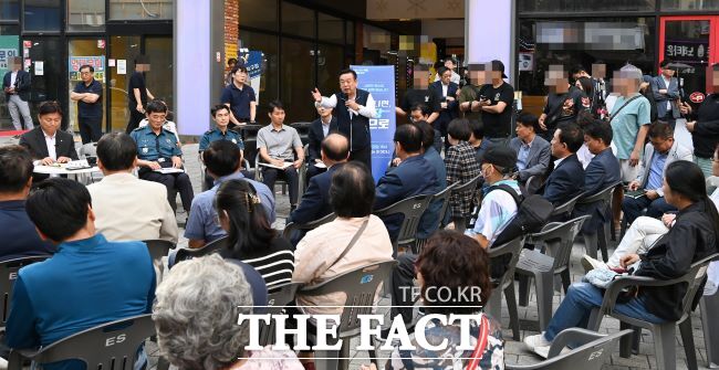 조용익 부천시장(왼쪽)이 지난 29일 부천역 광장에서 관계자들과 막장 유튜버 활동 근절 방안을 논의하는 가운데 시민이 발언하고 있다. 오른쪽 유튜버들의 촬영 모습과 ‘임대문의’ 소형 현수막이 눈길을 끈다./부천시