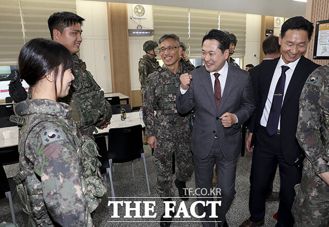 군 간부들 격려하는 장동혁 국민의힘 대표.