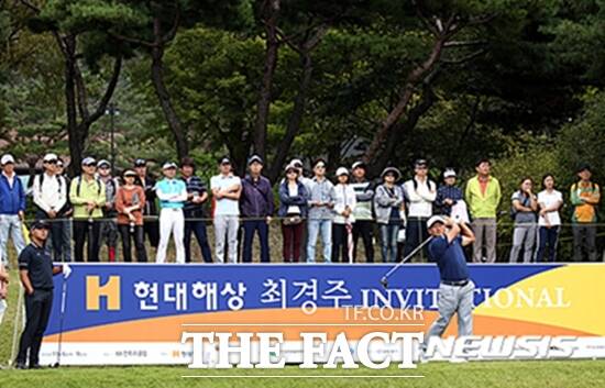 최경주와 현대해상의 첫 만남. 1억원 짜리 대회로 예정됐다가 현대해상 정몽윤 회장의 도움으로 상금이 5억원으로 증액됐던 2016년 대회에서 최경주가 티샷을 날리고 있는 모습./KPGA