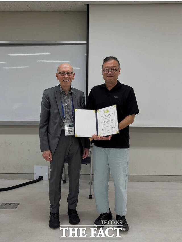국립한밭대 산업경영공학과 배성민 교수(오른쪽)가 최우수논문상 수상 후 기념촬영을 하고 있다. /한밭대