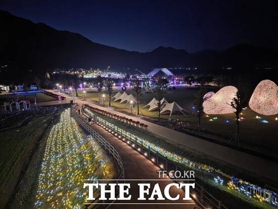 ‘한탄강 가든 나이트 투어’가 진행되고 있는 경기 포천시 한탄강 미디어 아트 파크 1단계 구간의 모습. /포천시