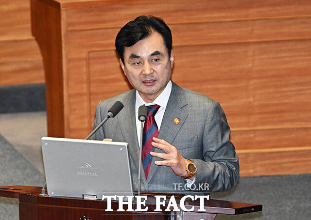 안규백 국방부 장관이 16일 오후 서울 여의도 국회에서 열린 외교·통일·안보에 관한 대정부 질문에 참석해 질의에 답변을 하고 있다. /국회=배정한 기자