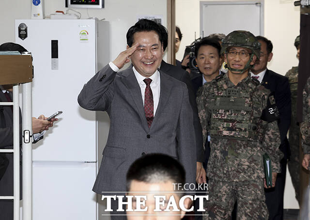 장병들에게 거수경례 하는 장동혁 국민의힘 대표.