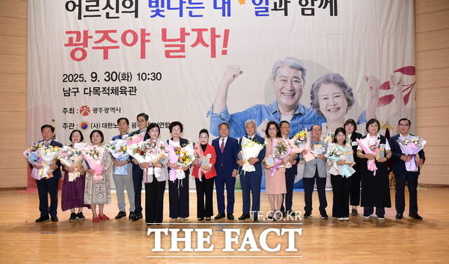 강기정 광주시장이 30일 오전 남구다목적체육관에서 열린 제28회 노인의 날 기념행사에 참석해 유공자 표창을 한 후 기념 촬영을 하고 있다./광주시