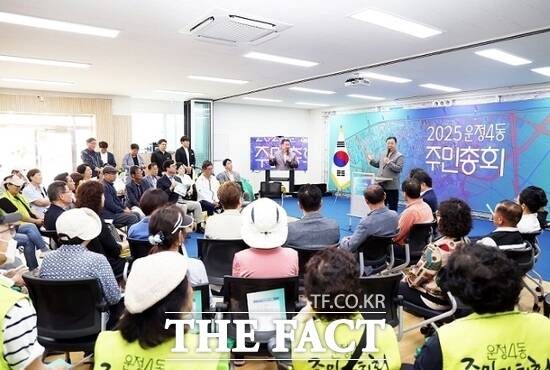 김경일 경기 파주시장이 지난 6월 21일 올해 첫 주민총회 지역인 운정4동을 찾아 인사말을 하고 있다. /파주시