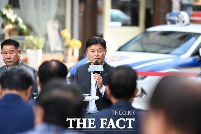 조용익 부천시장이 지난 29일 부천역 피노키오 광장에서 막장 유튜버 활동 근절 방안을 논의하고 있다./부천시