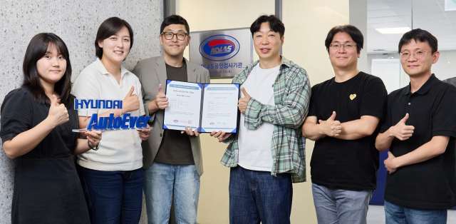 현대오토에버는 최근 한국인정기구(KOLAS)로부터 도로 차량 기능 안전 부문 공인검사기관으로 인정받았다. (왼쪽부터) 현대오토에버 프로세스인증팀 한해리 책임, 최지윤 책임, 김정민 책임, 정지훈 차량전장SW센터장, 박경훈 차량SW평가기술실장, 최경묵 프로세스인증팀장. /현대오토에버