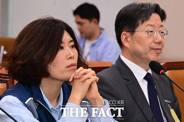 조희대 대법원장 대선개입 의혹 관련 긴급현안 청문회에 증인으로 출석한 복소연 전국공무원노동조합 법원본부 사무처장(왼쪽)과 참고인으로 참석한 김선택 고려대 법학전문대학원 교수가 추미애 위원장의 발언을 듣고 있다.