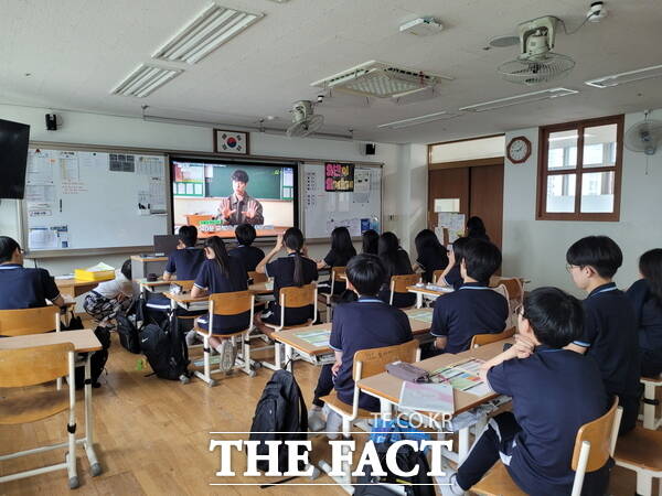 대전봉명중학교 학생들이 도박예방 교육을 받고 있는 모습. /대전시교육청