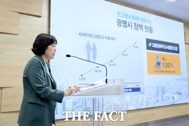 박해경 사회복지국장이 30일 정책브리핑에서 광명시 어르신 정책에 대해 설명하고 있다. /광명시