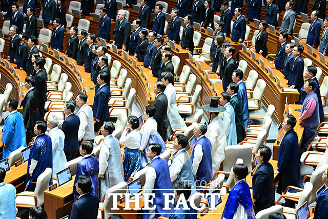 지난달 1일 정기국회 개회식에서 상복 차림의 국민의힘 의원들(위)과 자율적 한복 차림의 더불어민주당 의원의 복장 차이가 극명하게 대비된다. 여야 간 극심한 대립이 옷에서도 드러났던 장면이었다. /남윤호 기자