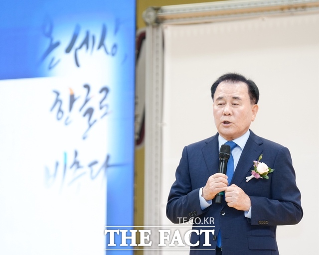 김지철 충남교육감이 30일 서산시민체육관에서 열린 한글날 기념식에서 기념사를 하고 있다. /충남도교육청