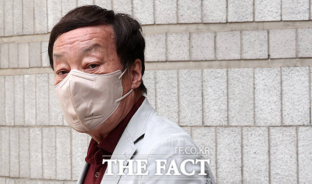 세무 업무 관련 편의를 제공해 주는 대가로 5억 원 상당의 뇌물을 받은 혐의로 재판에 넘겨진 윤우진 전 용산세무서장이 1심에서 징역 3년을 선고받았다. 세무조사 무마 대가로 뒷돈을 챙긴 혐의 등으로 재판에 넘겨진 윤우진 전 용산세무서장이 지난해 5월 서울 서초구 서울중앙지방법원에서 열린 공판에 출석하고 있다. /장윤석 기자