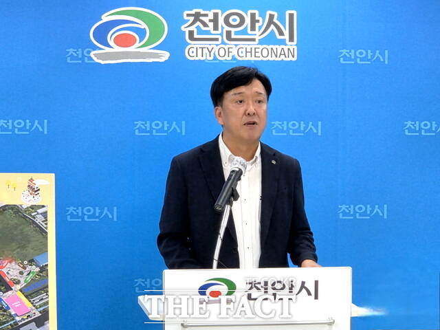 이명열 천안시 농업환경국장이 30일 시청 브리핑실에서 ‘2025 빵빵데이 천안’에 대해 설명하고 있다. /정효기 기자