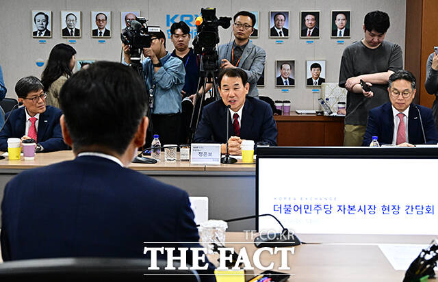 모두발언하는 정은보 한국거래소 이사장(가운데).