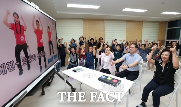 ·박희조 동구청장과 어르신들이 스마트경로당 3호점 자양동 백룡경로당에서 스마트 뮤직헬스시스템을 이용해 율동을 하고 있다. /대전 동구