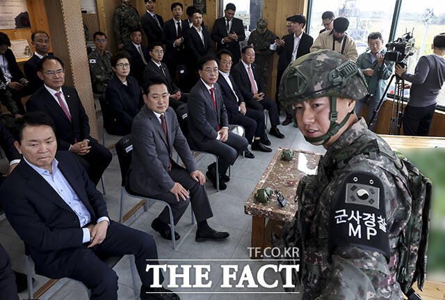 최전방 군사대비 태세 점검하는 장동혁 국민의힘 대표와 송언석 원내대표, 국방위원회 소속 의원들.