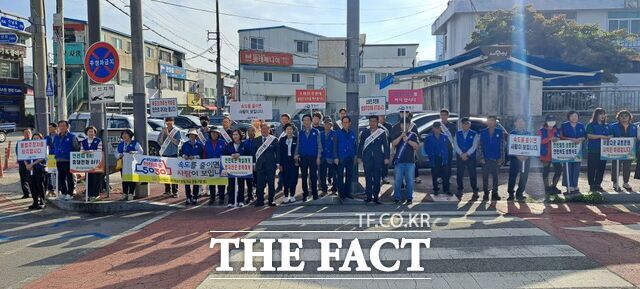 영광군이 30일 교통안전 실천 캠페인을 전개하고 있다. /영광군