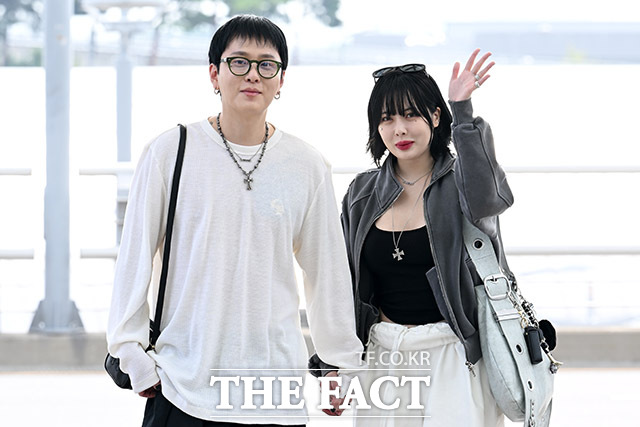 용준형-현아 손 꼭 잡고 다정한 출국