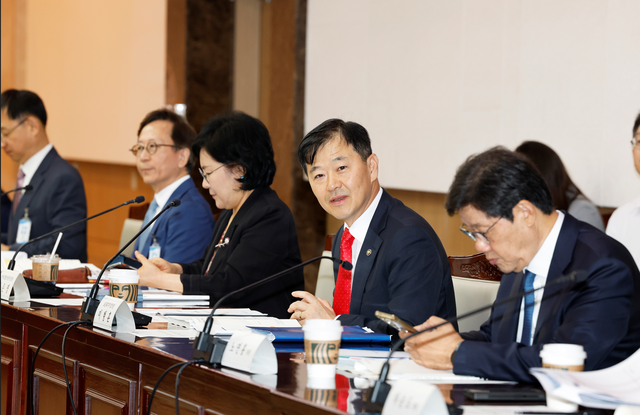 30일 보건복지부는 8차 바이오헬스혁신위원회를 열고 건강보험 빅데이터 활용 확대 방안 등을 논의했다. 시민사회는 이재명 정부가 윤석열 전 정부에 이어 건강보험 빅데이터 활용 확대를 추진하는 데 대해 민간보험의 상업적 악용, 개인 정뷰 유출 등 우려를 제기했다. 오른쪽에서 두번째는 이형훈 보건복지부 제2차관, 오른족 첫번째는 노연홍 한국제약바이오협회장. /사진=보건복지부