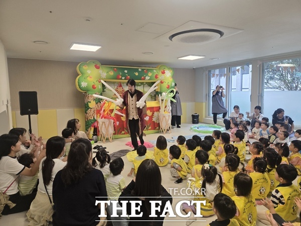 대전시 서구에 위치한 국공립 둔산더샵미리별어린이집, 국공립 장애전문 용문어린이집, 국공립 갈마하나어린이집이 30일 원아들을 대상으로 버블쇼와 마술쇼 특별 프로그램을 진행했다. /용문어린이집