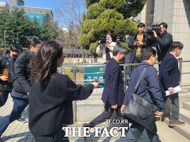 드라마 제작사 고가 인수 의혹을 받는 카카오엔터테인먼트 김성수 대표와 이준호 투자전략부문장이 지난해 3월21일 서울 양천구 서울남부지법에서 열린 영장실질심사(구속 전 피의자심문)에 출석하고 있다./ 더팩트DB