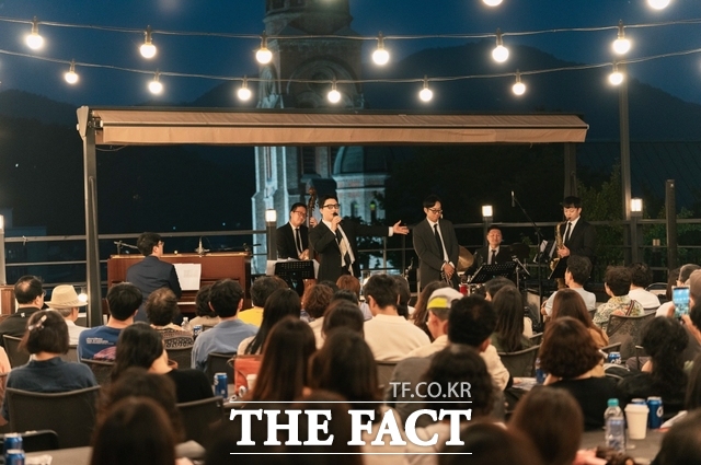 지난 27일 전주 JB문화공간이 루프탑 재즈 파티 ‘재즈 앳 더 뱅크: 가을’ 공연을 열고 관람객들에게 풍성한 사운드를 전달했다. /전북은행
