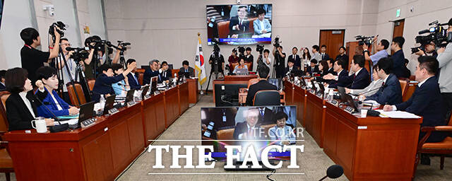 이날 법사위는 10월 15일 대법원에 대한 현장 국정감사를 추가로 실시하는 내용의 2025년도 국정감사계획서 변경의 건 등을 여당 주도로 통과시켰다. 사진은 언쟁을 벌이는 여야 의원들의 모습.