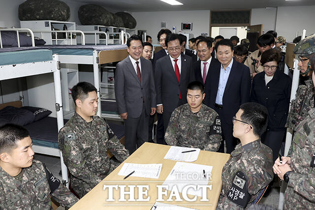 GOP대대 장병들 격려하는 장동혁 국민의힘 대표와 송언석 원내대표, 임종득 의원, 성일종 국방위원장, 강선영 의원(왼쪽부터).